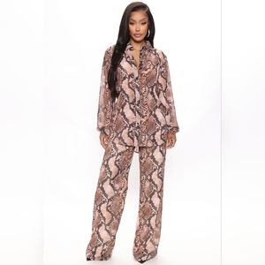 𝅺Fashion nova animal print pant set